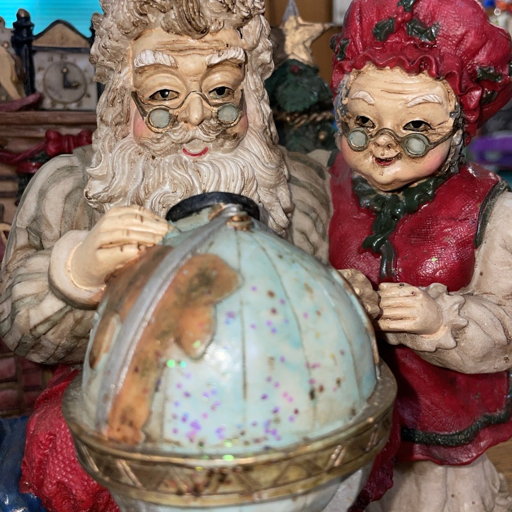 CEDAR CREEK COLLECTION MR & MRS SANTA‎ CLAUS WITH GLOBE ANTIQUE FIGURINE